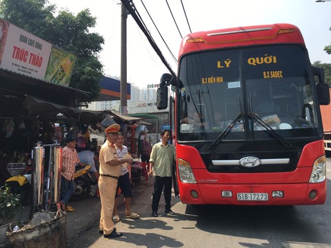 TPHCM: lực lượng CSGT ra quân kiểm tra xe khách trên QL 1A