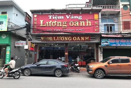 Giật lại túi tiền từ tên cướp tại tiệm vàng Lương Oanh