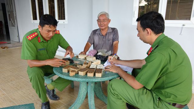 Vũ khí quân dụng của nhiều cán bộ nghỉ hưu được giao nộp tự nguyện