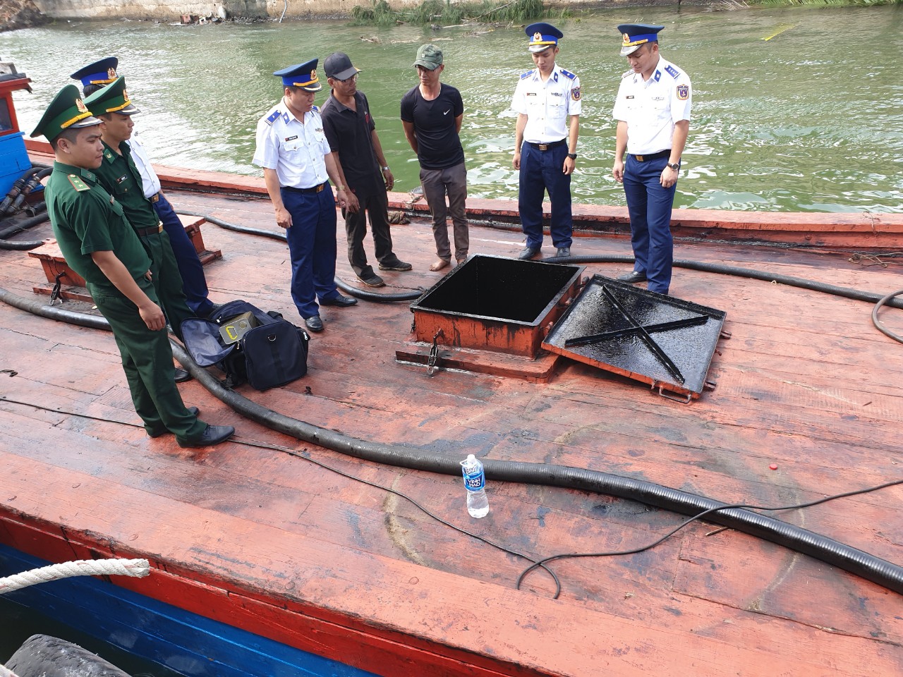 Một tàu vận chuyển dầu "bẩn" đã được cảnh sát biển tạm giữ