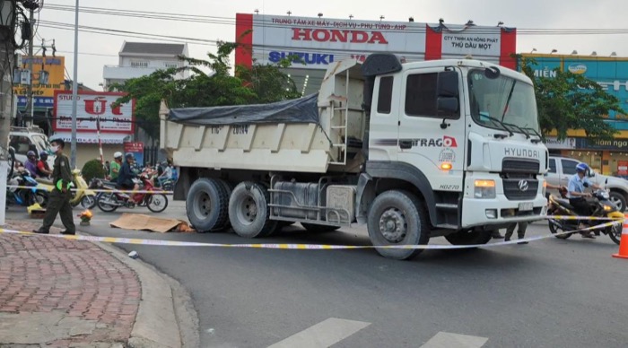 Bình Dương: Cụ bà điều khiển xe đạp điện bị xe ben ôm cua cán tử vong