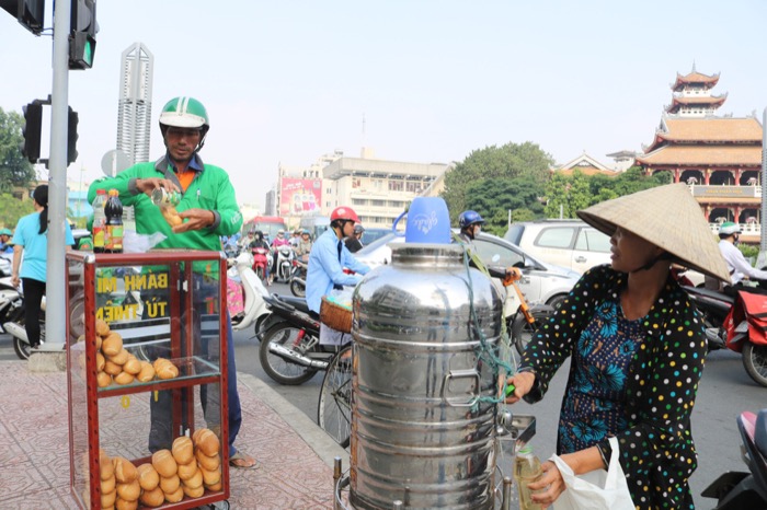 Ấm lòng người Sài Gòn thời đại dịch: “Nếu bạn khó khăn, hãy lấy một phần…”