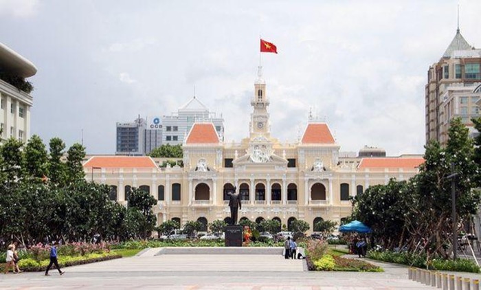 UBND TPHCM yêu cầu tiếp tục đeo khẩu trang nơi công cộng và nơi làm việc, đảm bảo giữ khoảng cách tối thiểu 1m