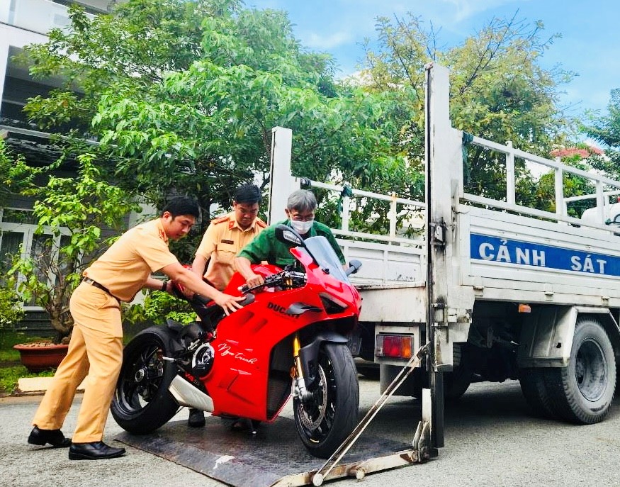 Ngọc Trinh lái mô tô phạm luật, dù đường chưa bàn giao nhưng vẫn bị xử phạt