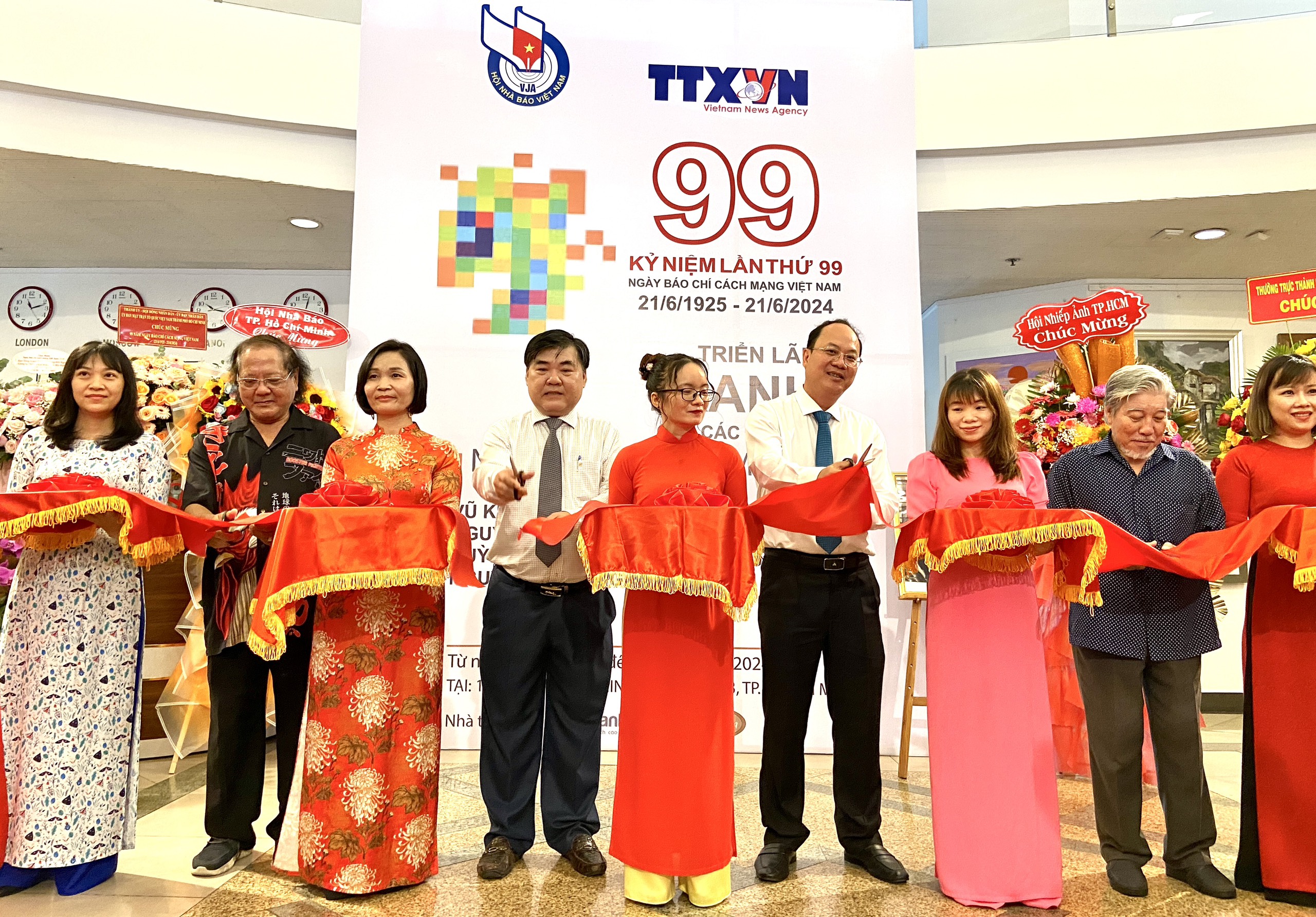 Khai mạc triển lãm tranh "99" của những người làm báo tại TP.HCM