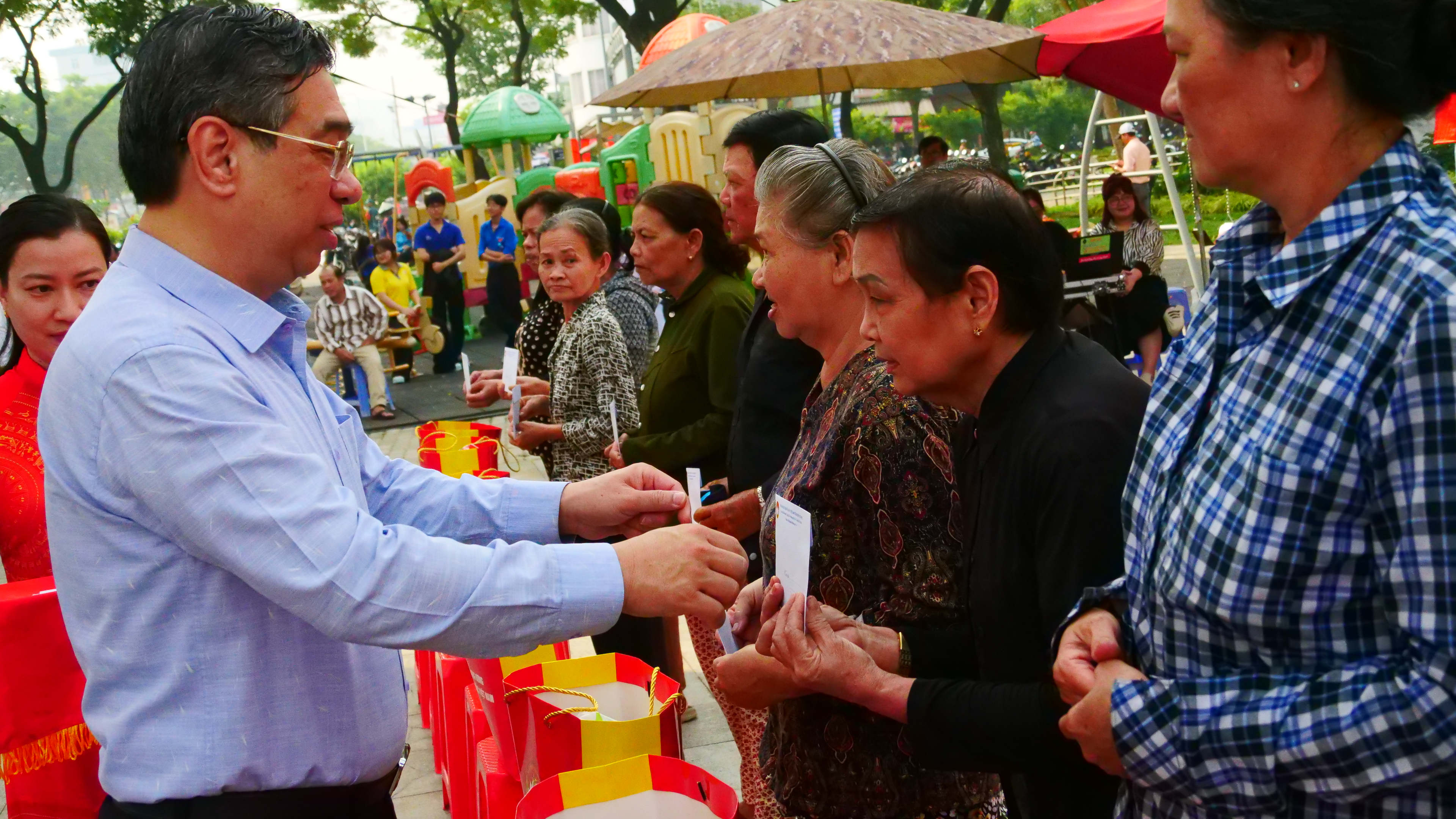 Thủ Đức: Hàng trăm phần quà và tiền được trao tại Ngày hội ‘Xuân đoàn kết - Tết nghĩa tình’