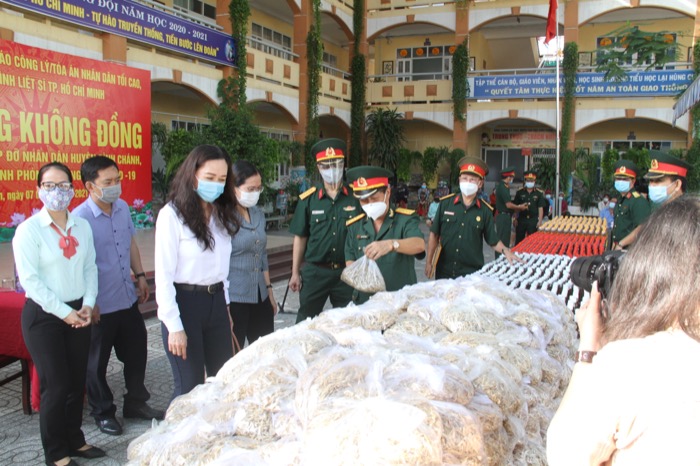 Bình Chánh: 'Gian hàng chợ 0 đồng' chia sẻ khó khăn giúp bà con vượt dịch Covid-19